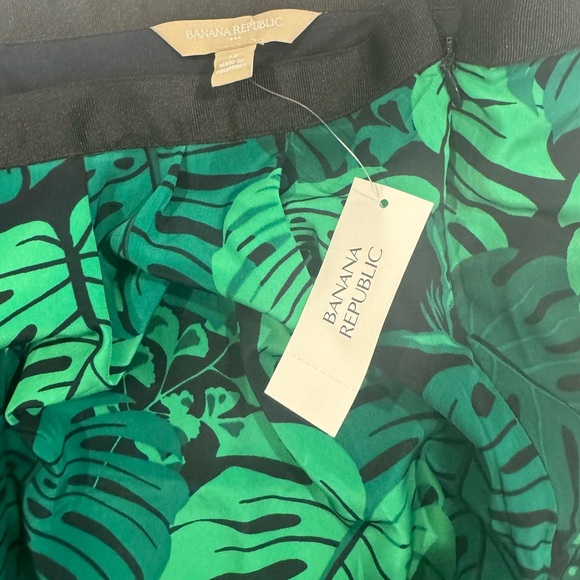 3/$20 NWT Banana Republic Green Leaf Pattern Skirt - Picture 3 of 7
